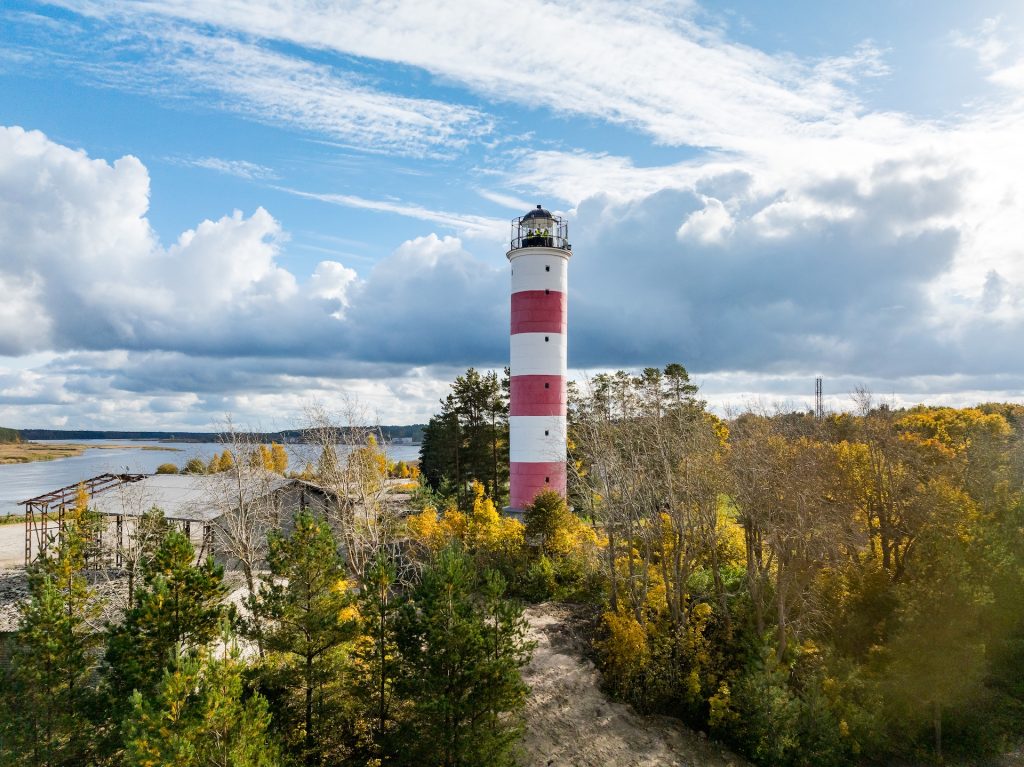 Narva-Jõesuu tuletorn sügisel. Foto: Arvo Juhkov