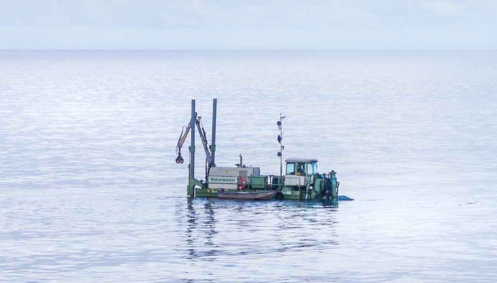 Fotol on Narva-Jõesuu muuli juures süvendustöid tegev laev